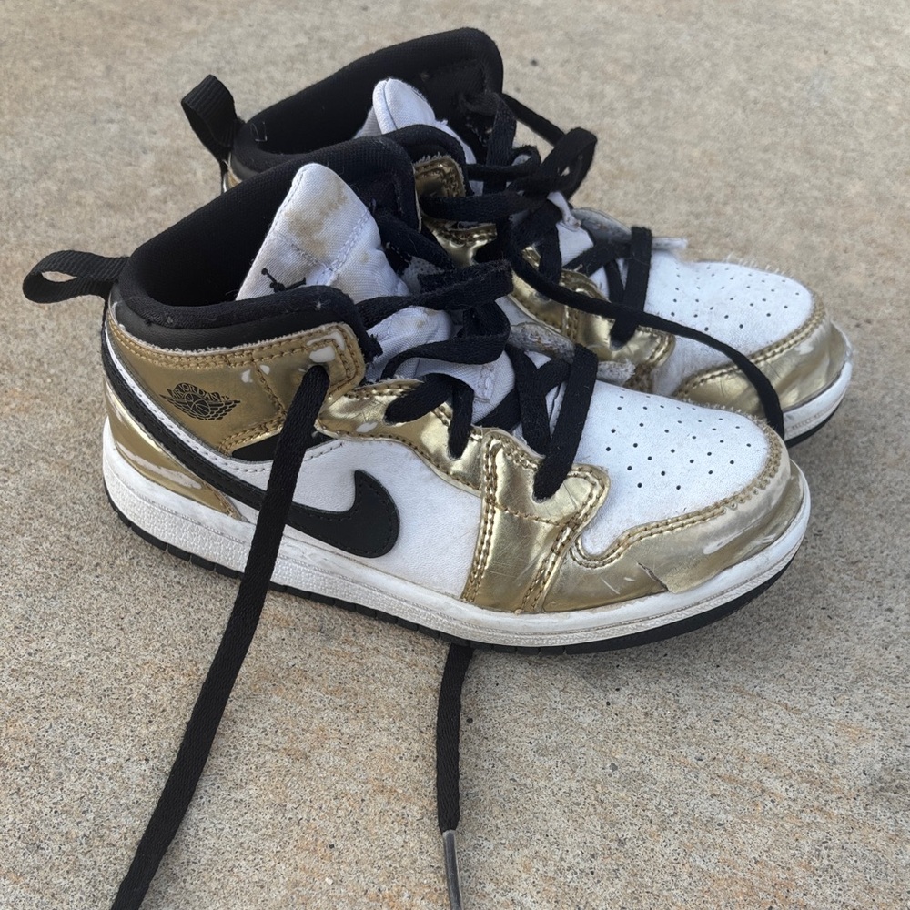 Nike Kids Sneakers in Gold and White
